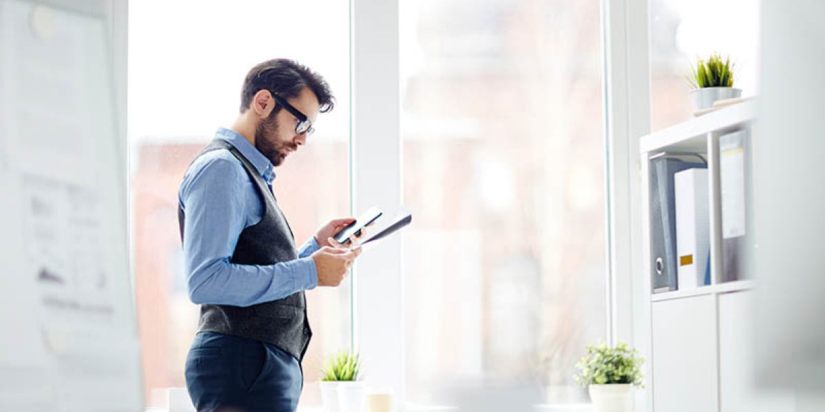 Mensch im Büro mit Tablet